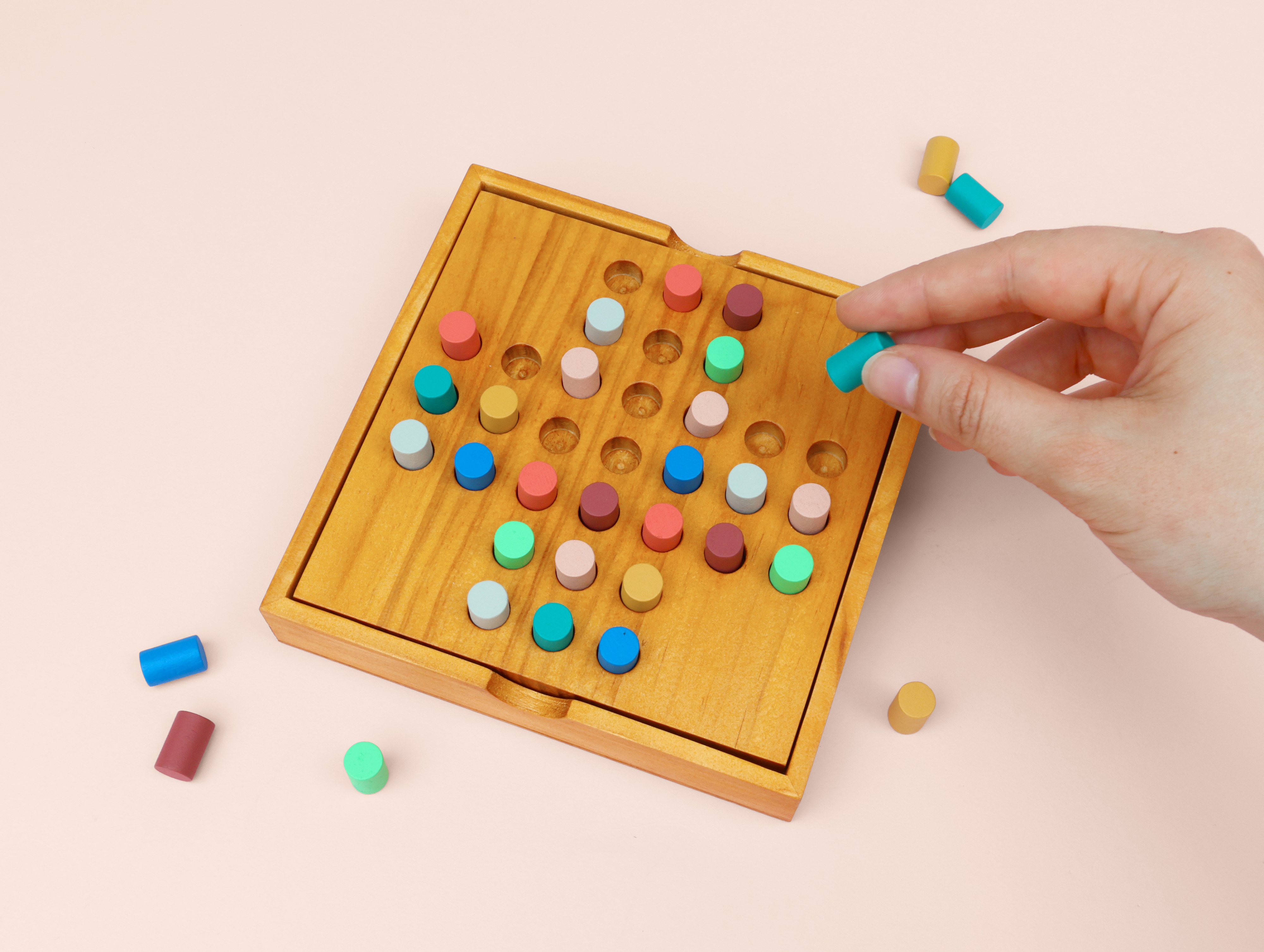 Träspel Solitaire i färg