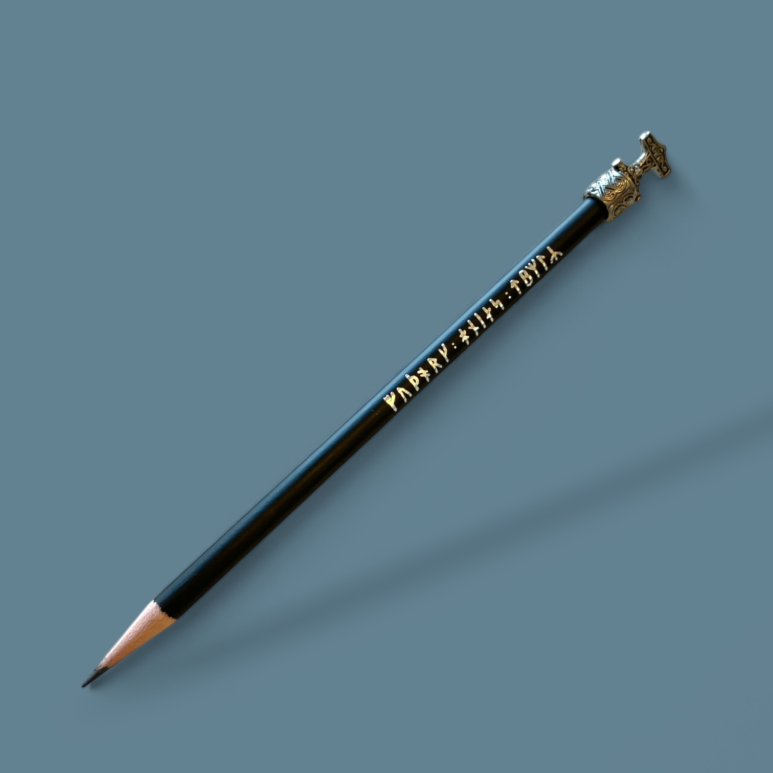 Penna Svart med pentopp Torshammare och Silverrunor