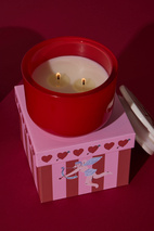 Doftljus Charmed Heart 226 g - Rött glas med lock i keramik med hjärta  - Wild Fig & Rose