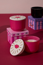 Doftljus Charmed Lips 226 g- Rosa Glas med lock i keramik - Smoked Cherry