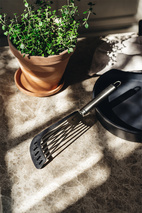 Heirol x Steely, perforerad stekspade med silikon 31 cm