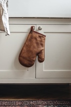 Heirol leather oven mitt, brown
