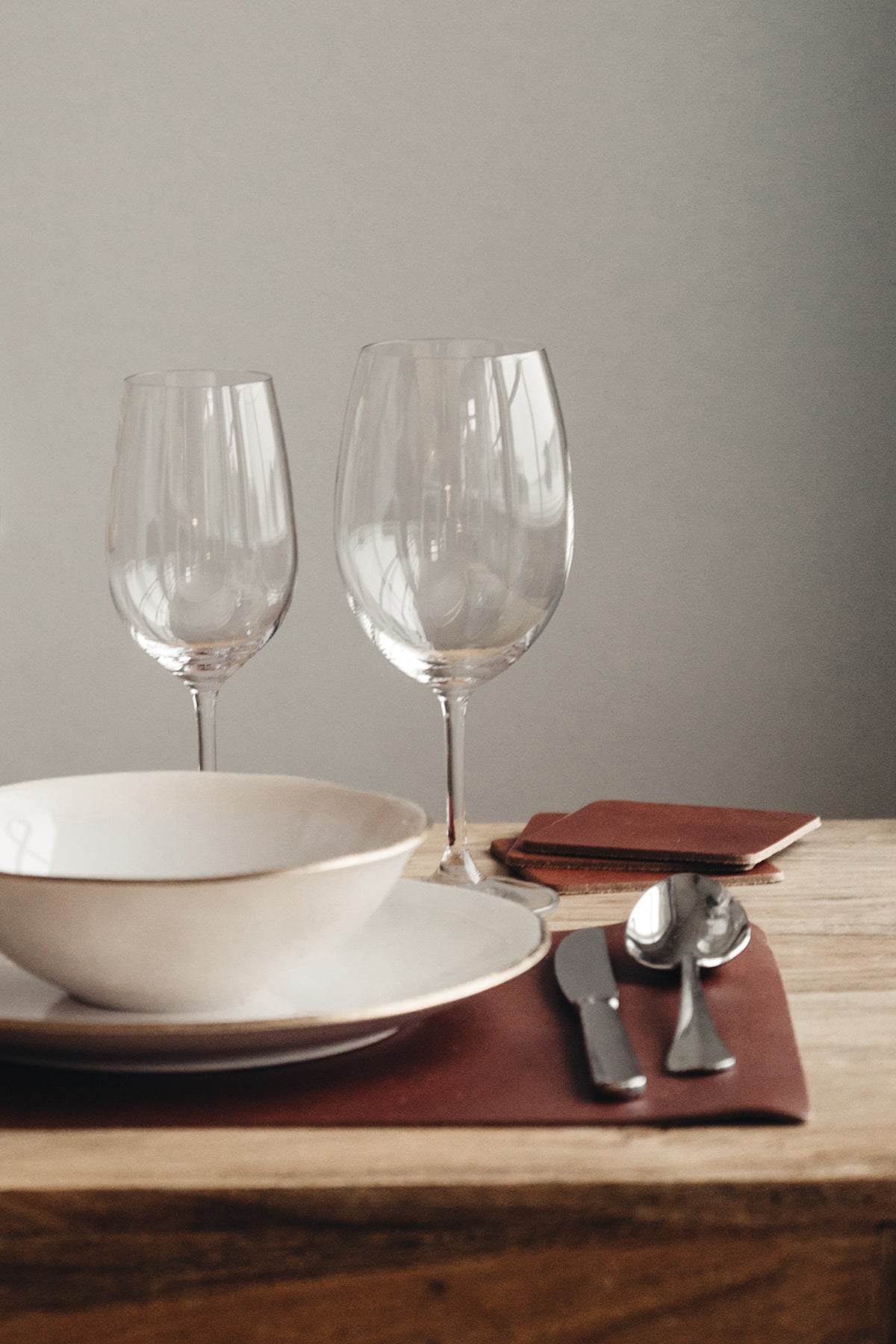 Heirol placemat + leather napkin ring, brown